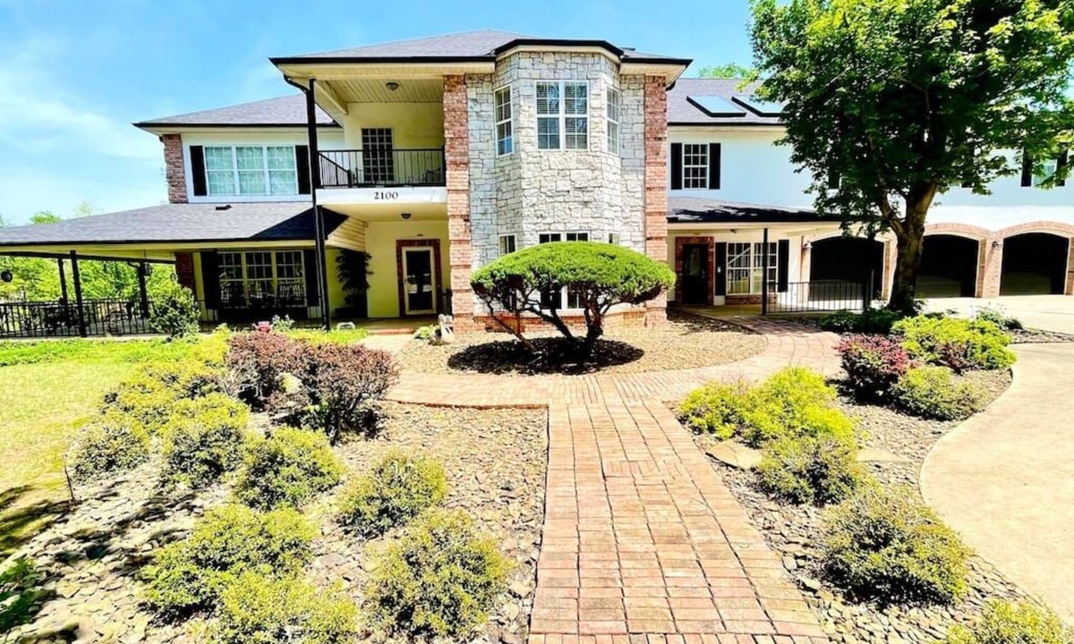 Fayetteville House | Enjoy 3 King beds with ensuite baths, 8 total beds