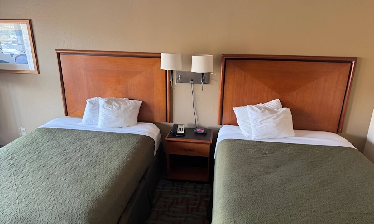 Harriman Hotel | Enjoy 4-Room Stay | Free Parking, Continental Breakfast & Pets Welcome