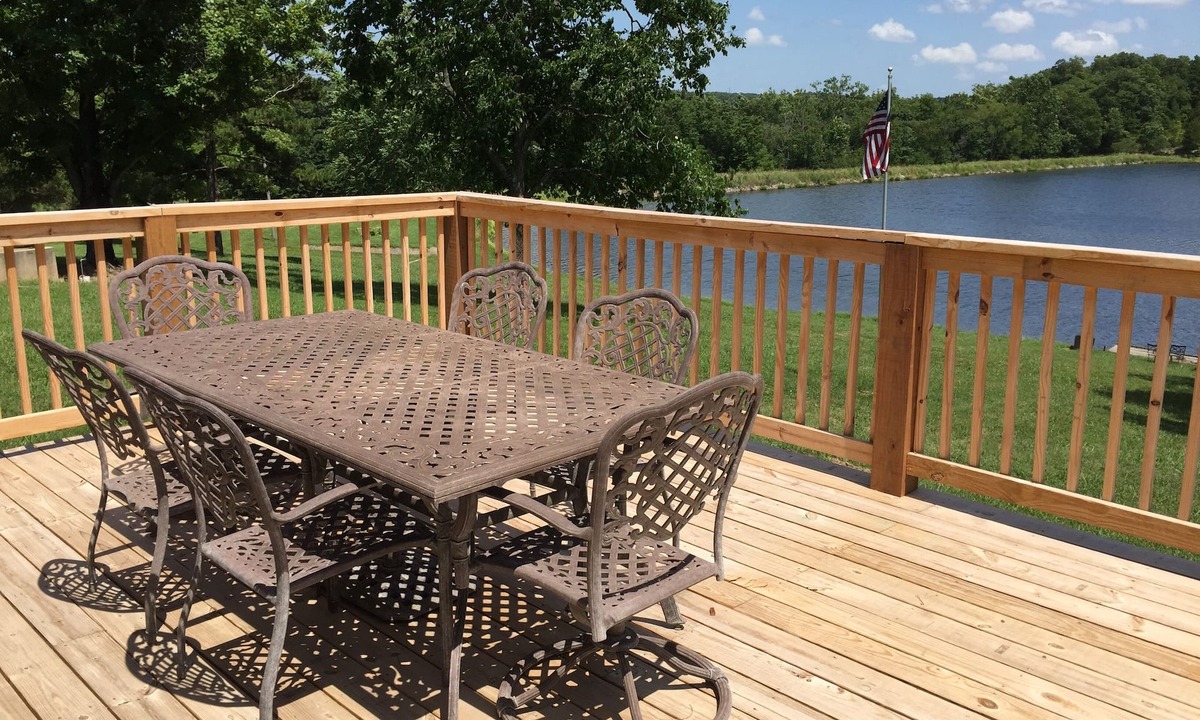 Perryville House | Enjoy A 17 Acre Lake At The Cash Lodge