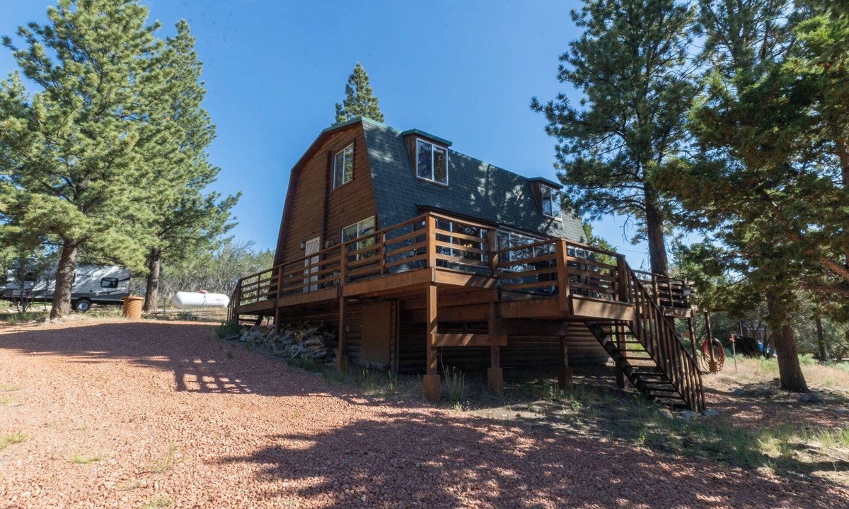 Mammoth Creek Cabin | Enjoy a cozy cabin near the lake! Sleeps 8, 4 Beds.