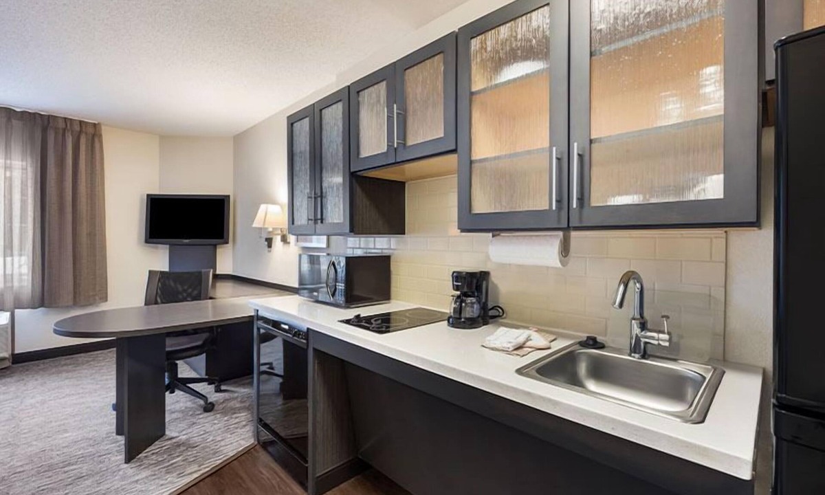 Waukegan Apartment | Enjoy a Hassle-Free Stay, Parking, Kitchen, Pet-Friendly Property