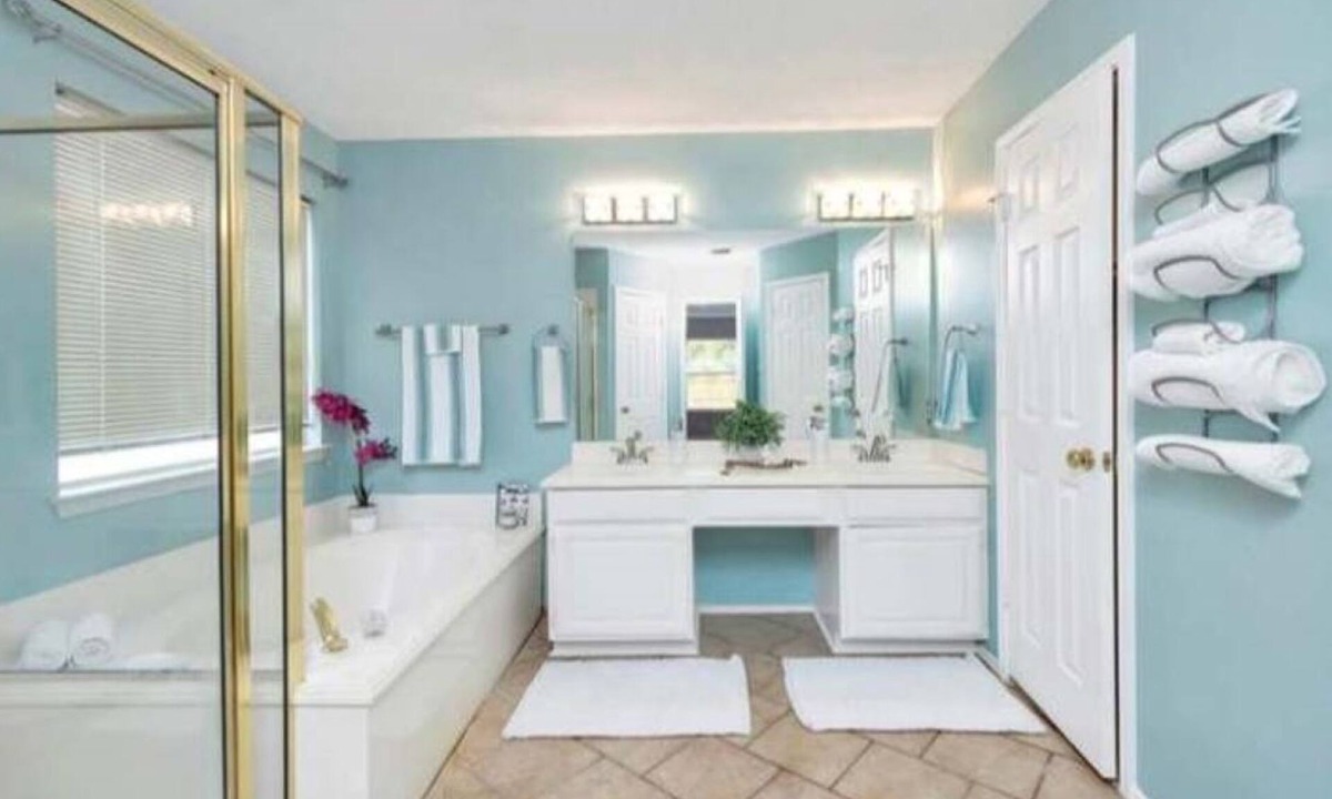 Fort Worth House | Enjoy a nice home with a beautiful garden.