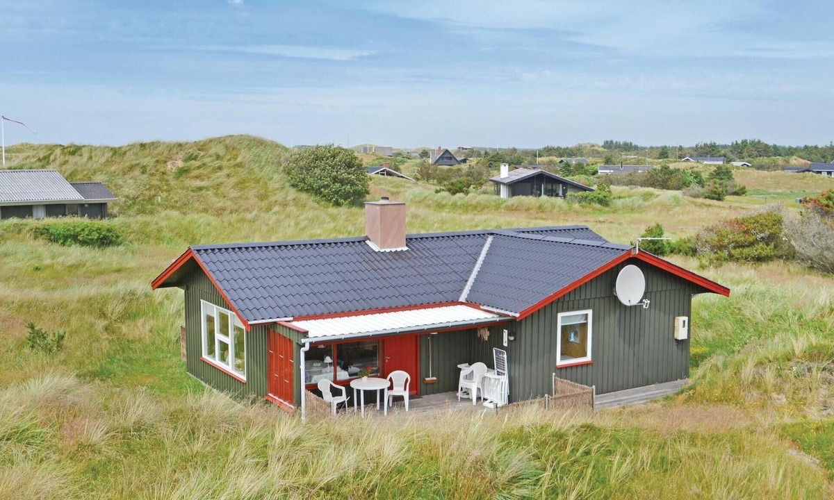 Grærup Strand House | Enjoy a relaxing holiday by the sea in this charming holiday home in the dunes.