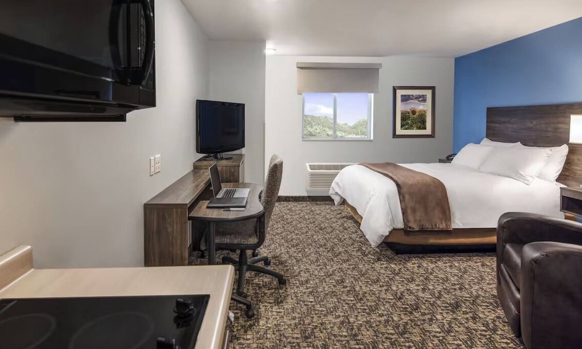 East Moline Hotel | Enjoy a Relaxing Stay Close to Scenic Trails w/Modern Amenities