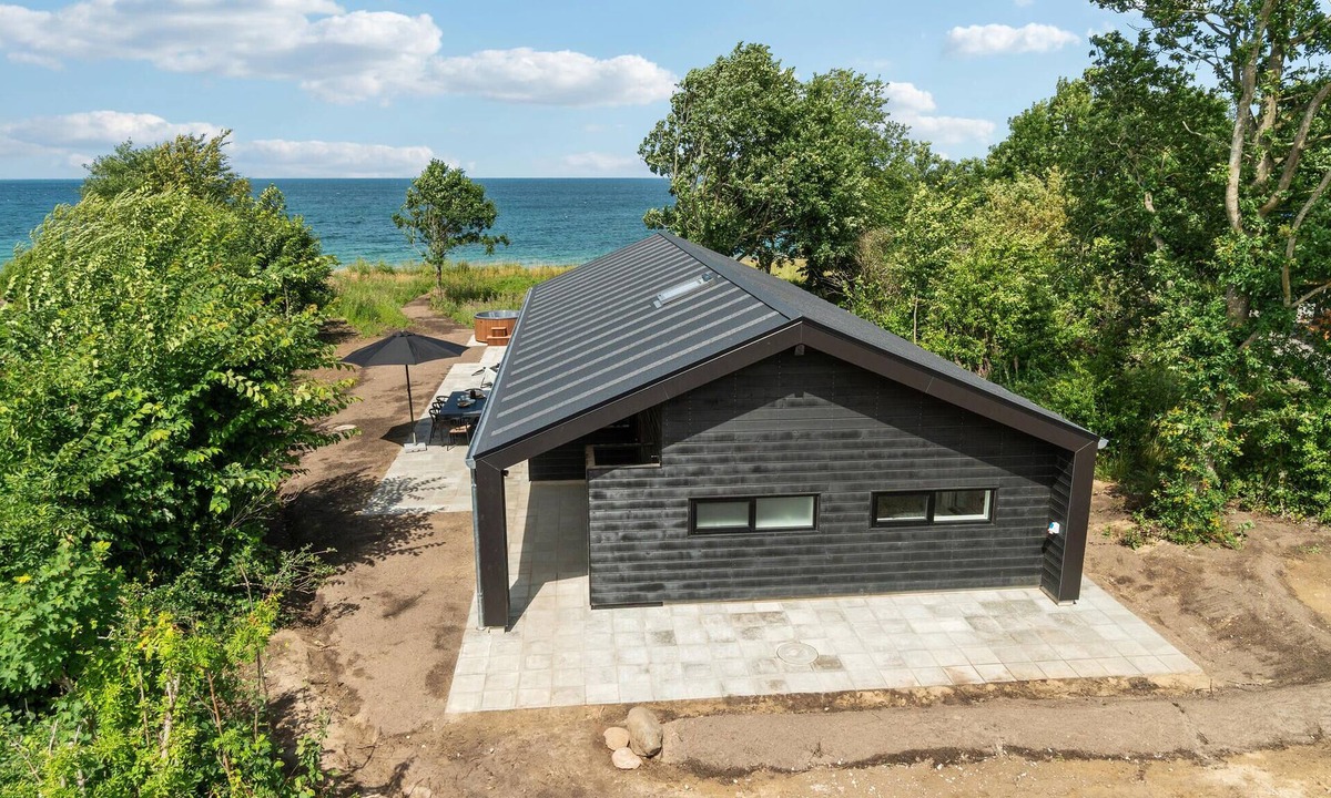 Allingabro House | Enjoy a relaxing vacation in this vacation home with sea panorama.