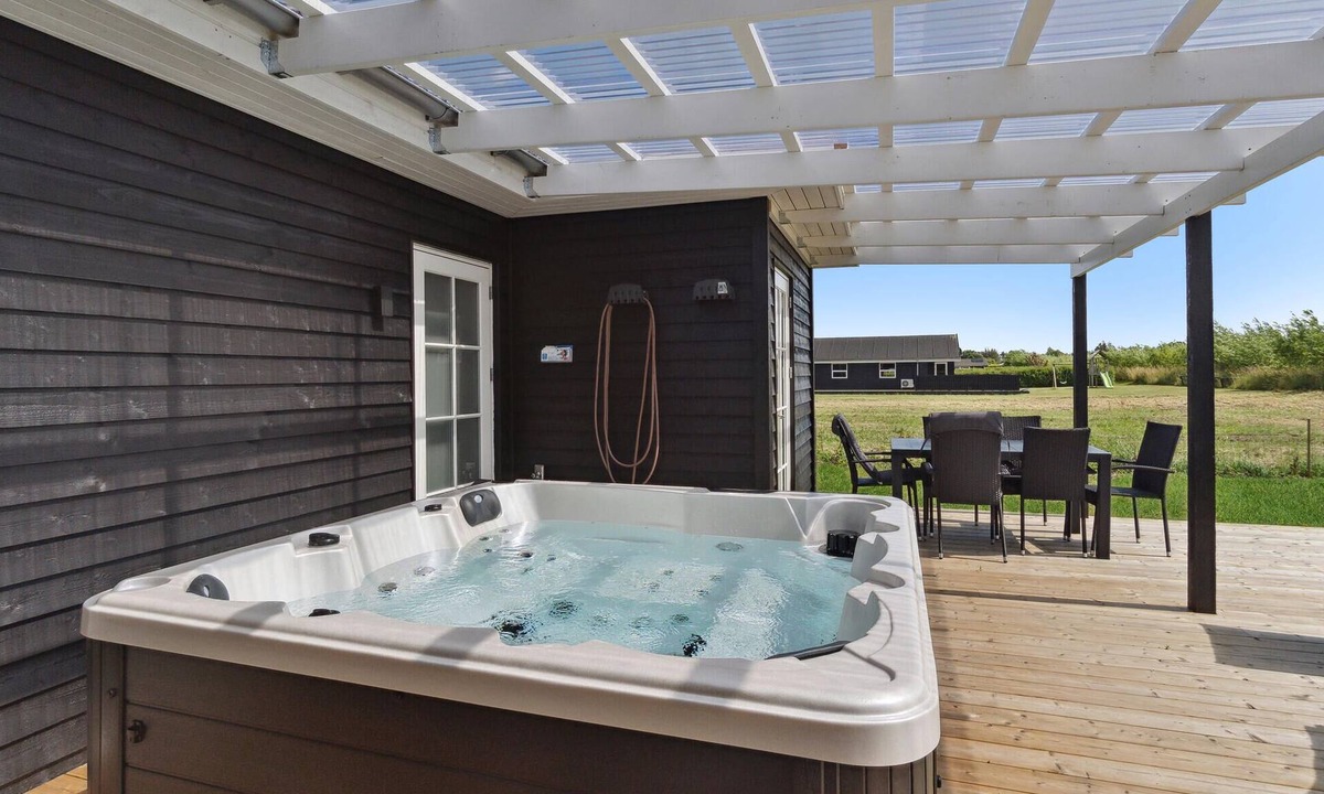 Haslevgarde House | Enjoy a relaxing vacation in this beachfront vacation home with wellness.
