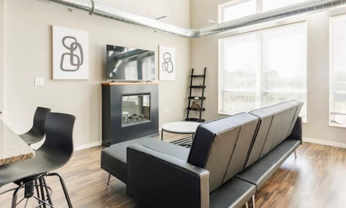 DeBaliviere Place Apartment | Enjoy a stylish experience at this centrally-located Penthouse style apartment