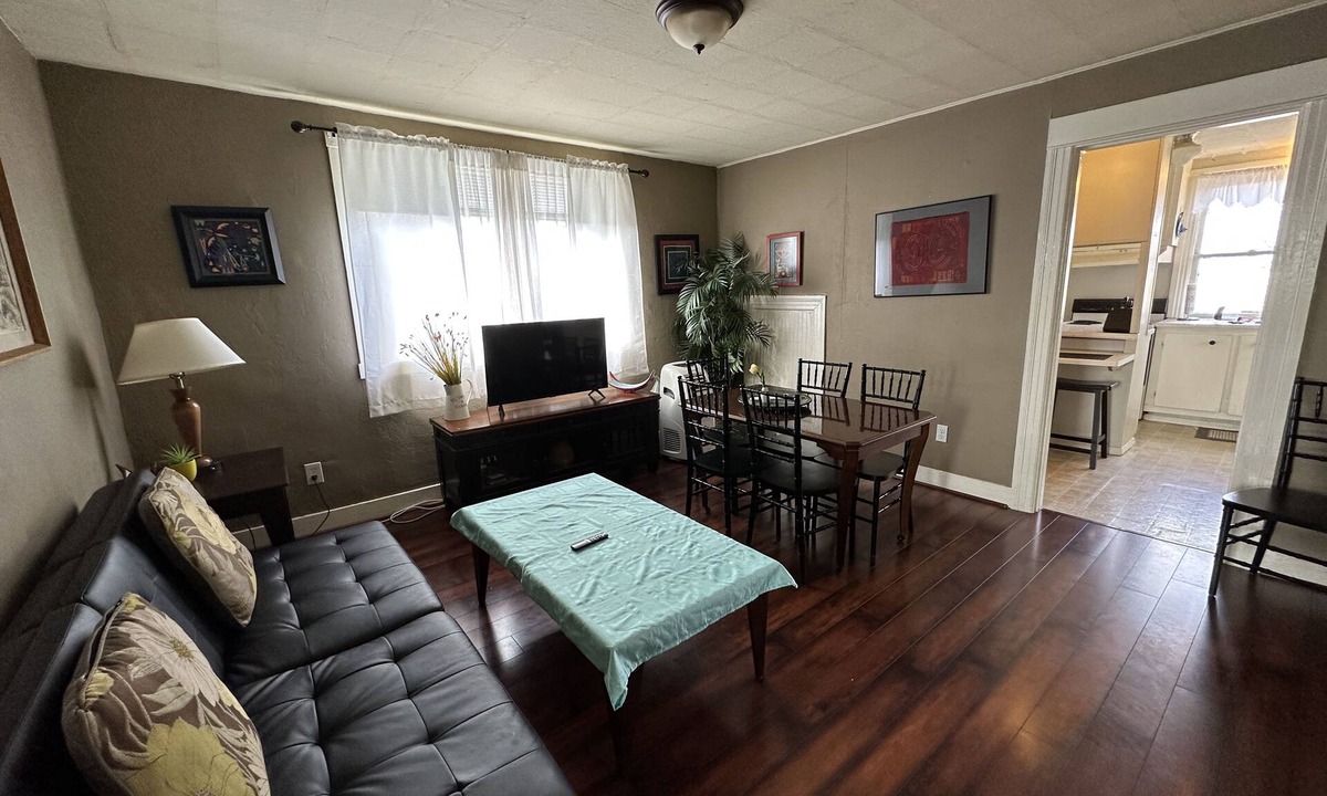 Alberta Apartment | Enjoy Alberta Arts District - Cafes, Shops & More!