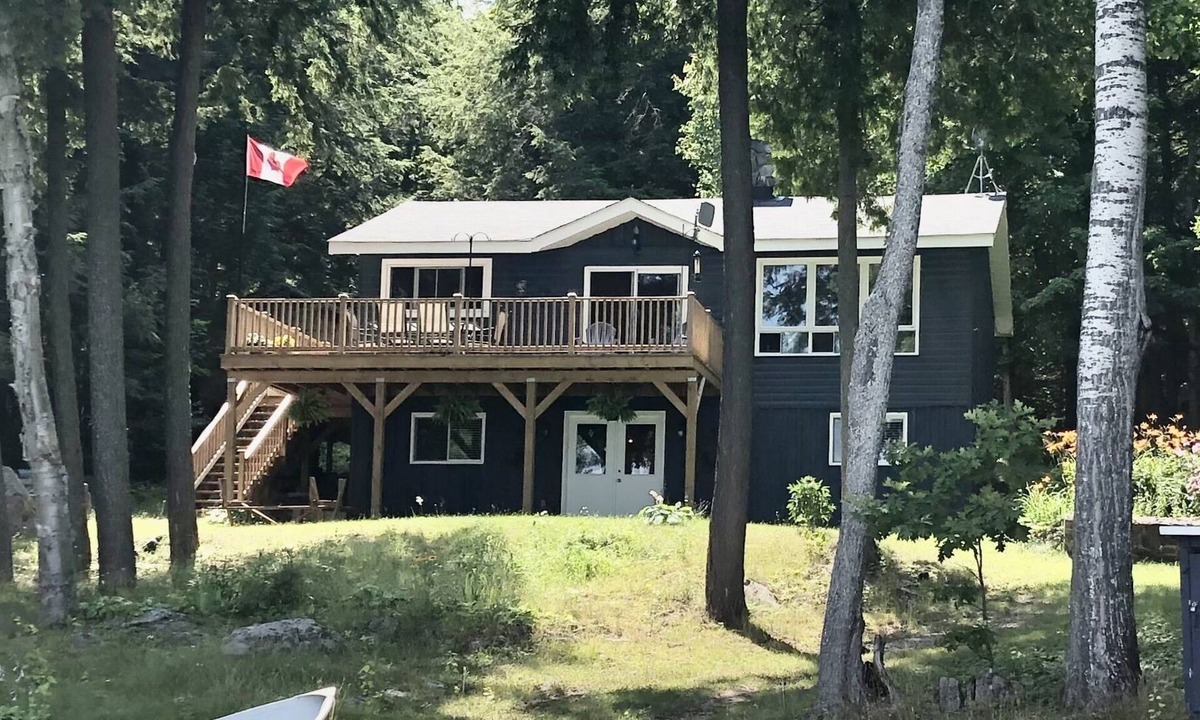 Purdy Cottage | Enjoy an escape in an all season cottage on Lake Kamaniskeg in Barry's Bay