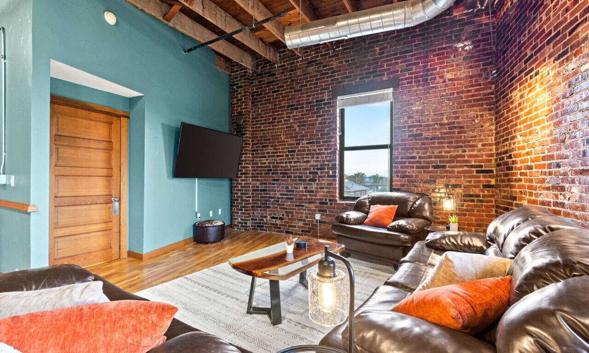 Downtown Springfield Apartment | Enjoy downtown living with the comforts of home!