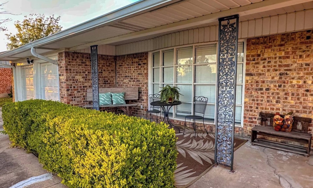 Gainesville House | Enjoy farmhouse charm in this 4-bedroom, 2-bath ranch retreat minutes from downtown Gainesville, the Frank Buck Zoo, and local parks. Sleeps up to 10 with a bright open layout, cozy country feel, and plenty of space for families or group getaways.