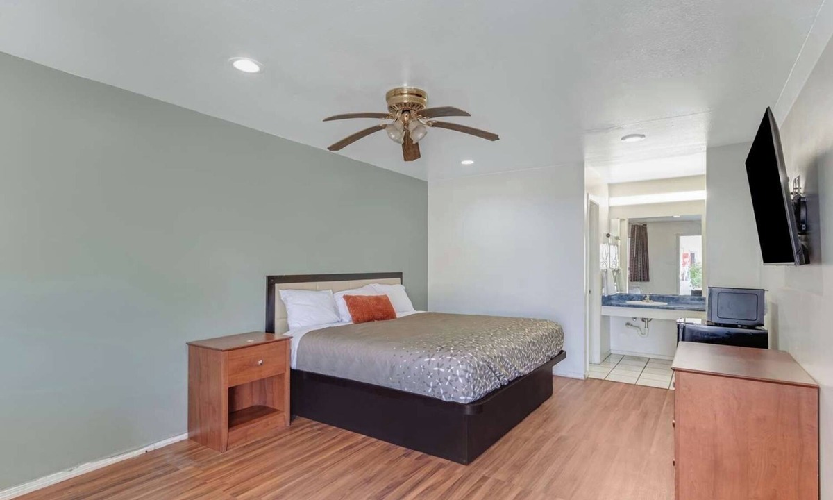 Eastside Promise Neighborhood Hotel | Enjoy Free Breakfast in a Spacious Room Close to Major Downtown Attractions