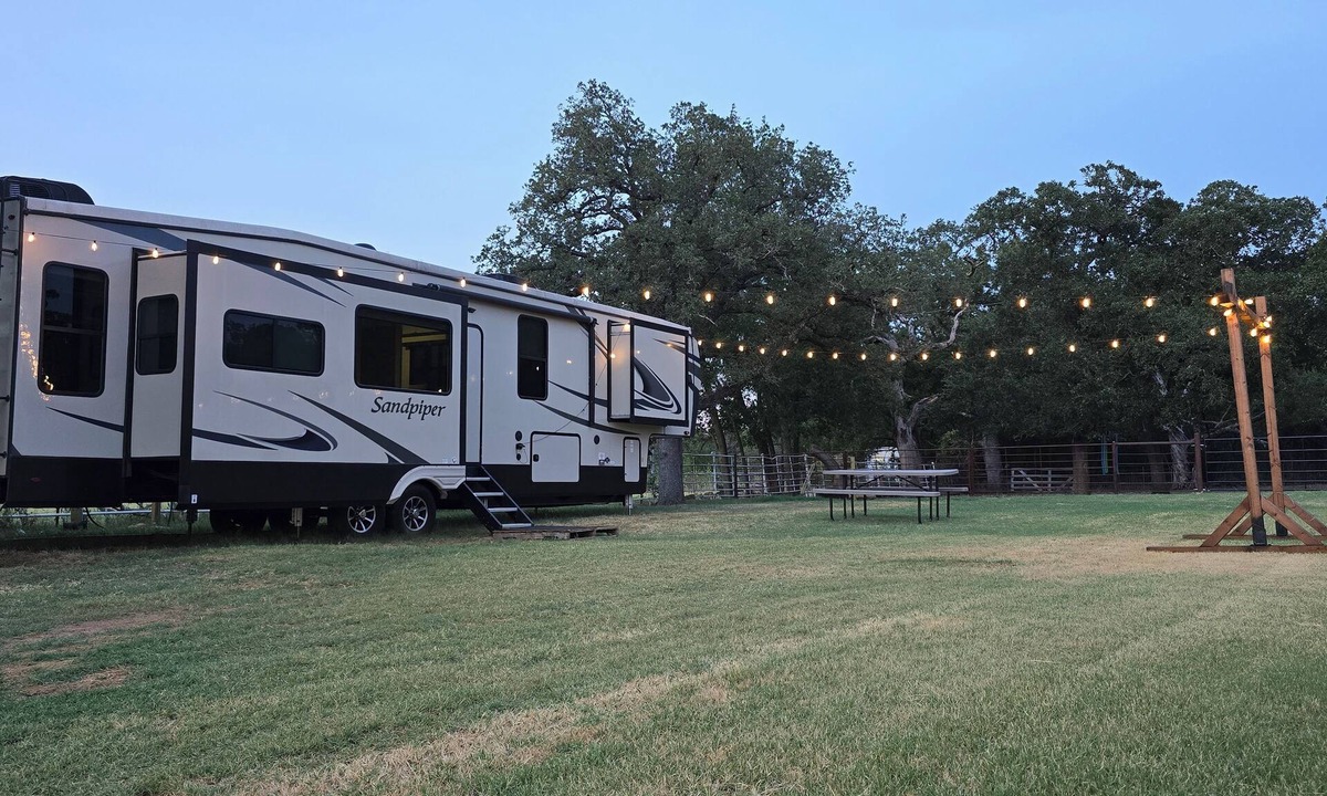Johnson County House | Enjoy glamping on our horse ranch and rescue.