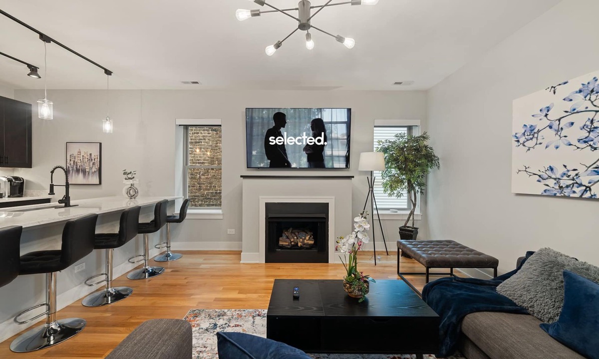 Heart of Chicago Apartment | Enjoy Modern Comfort with Parking and Balcony