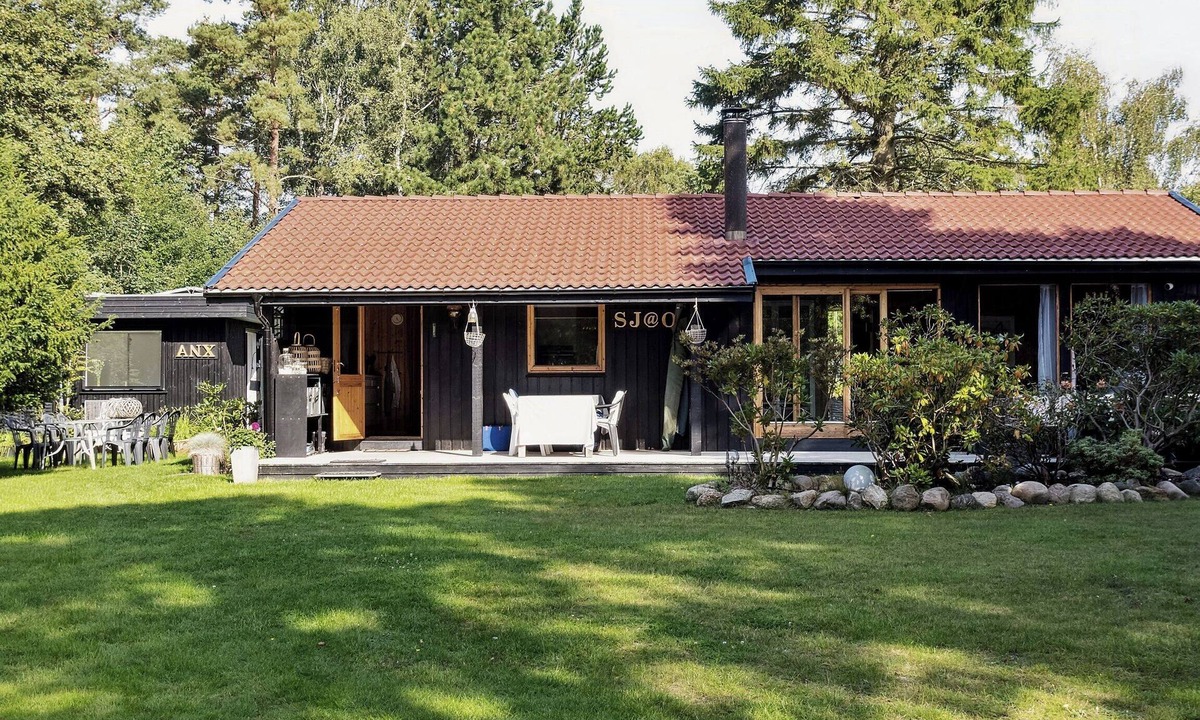 Udsholt House | Enjoy outdoor life with orangery and kitchen