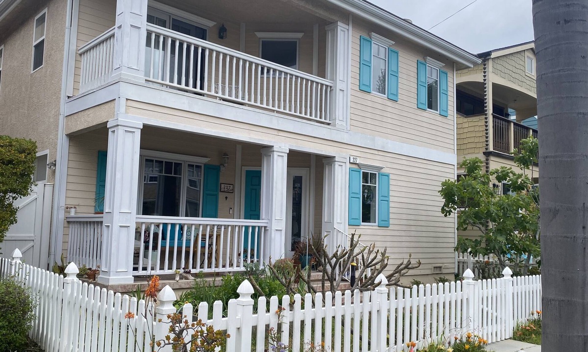 Old Towne House | Enjoy Seal Beach! Parking, Internet, Pool table and A/C! 4 Bdr sleeps 10