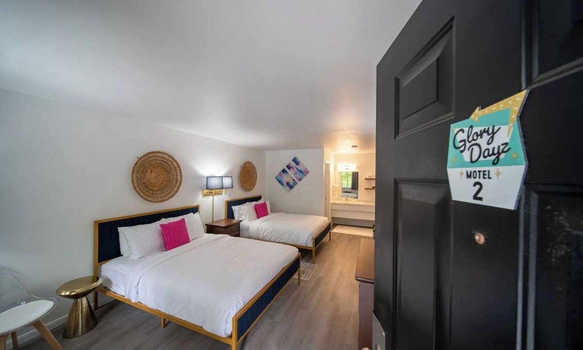 Eureka Springs Historic District Resort | Enjoy the charm of Queen Suite Number 2 at GloryDayz!
