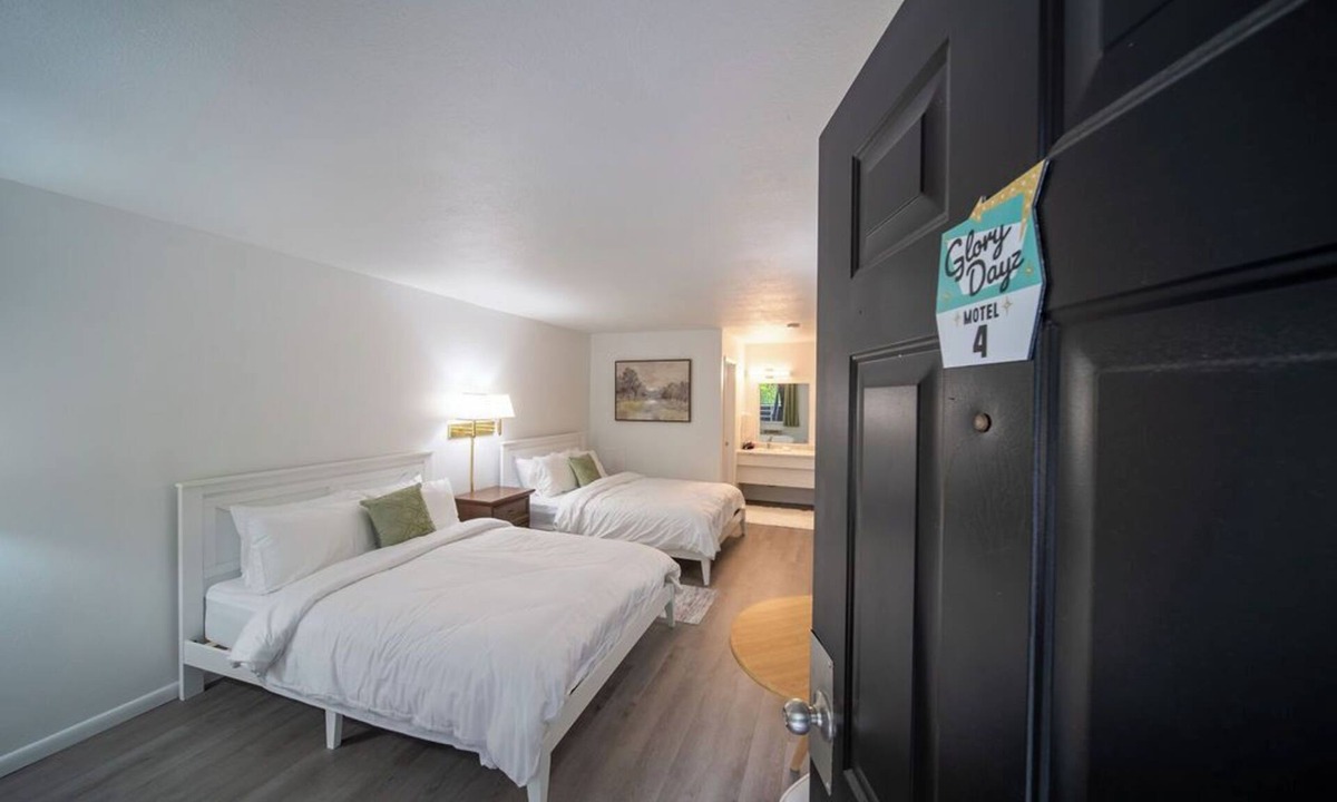 Eureka Springs Historic District Resort | Enjoy the charm of Queen Suite Number 4 at GloryDayz!