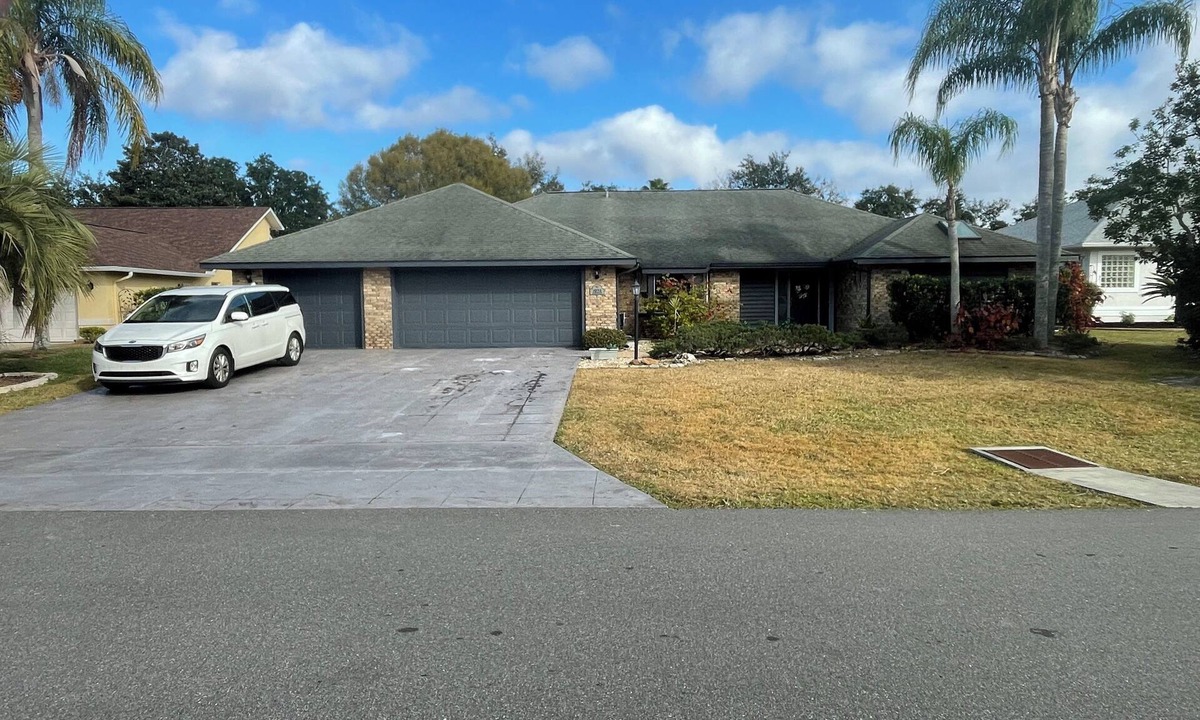 Spruce Creek House | Enjoy the Daytona 500 or Bike Week w/friends at this Port Orange 5 bed home.