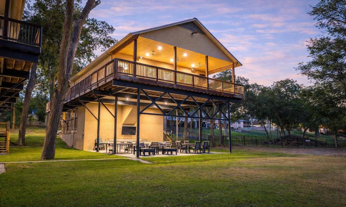 Seguin House | Enjoy the Full River | Fire Pit & Deck | Sleeps 12