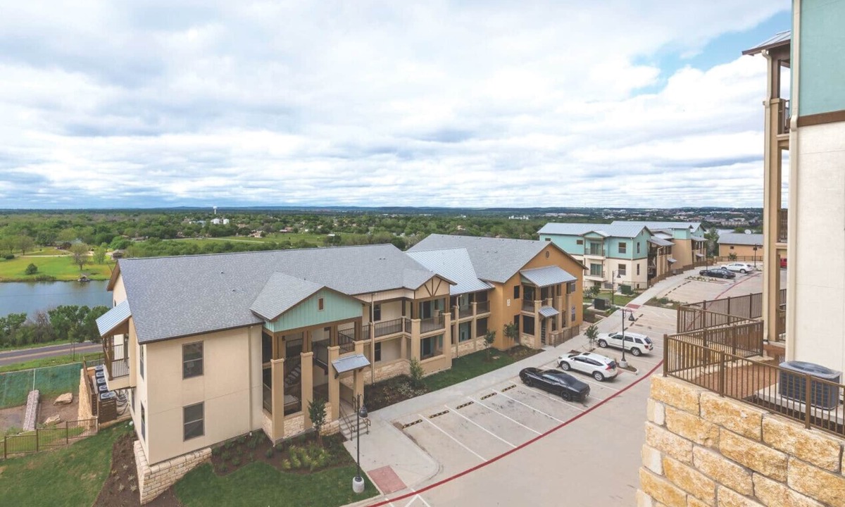 Marble Falls Condo | Enjoy the scenery of Lake Marble Falls in 2BD resort condo with family
