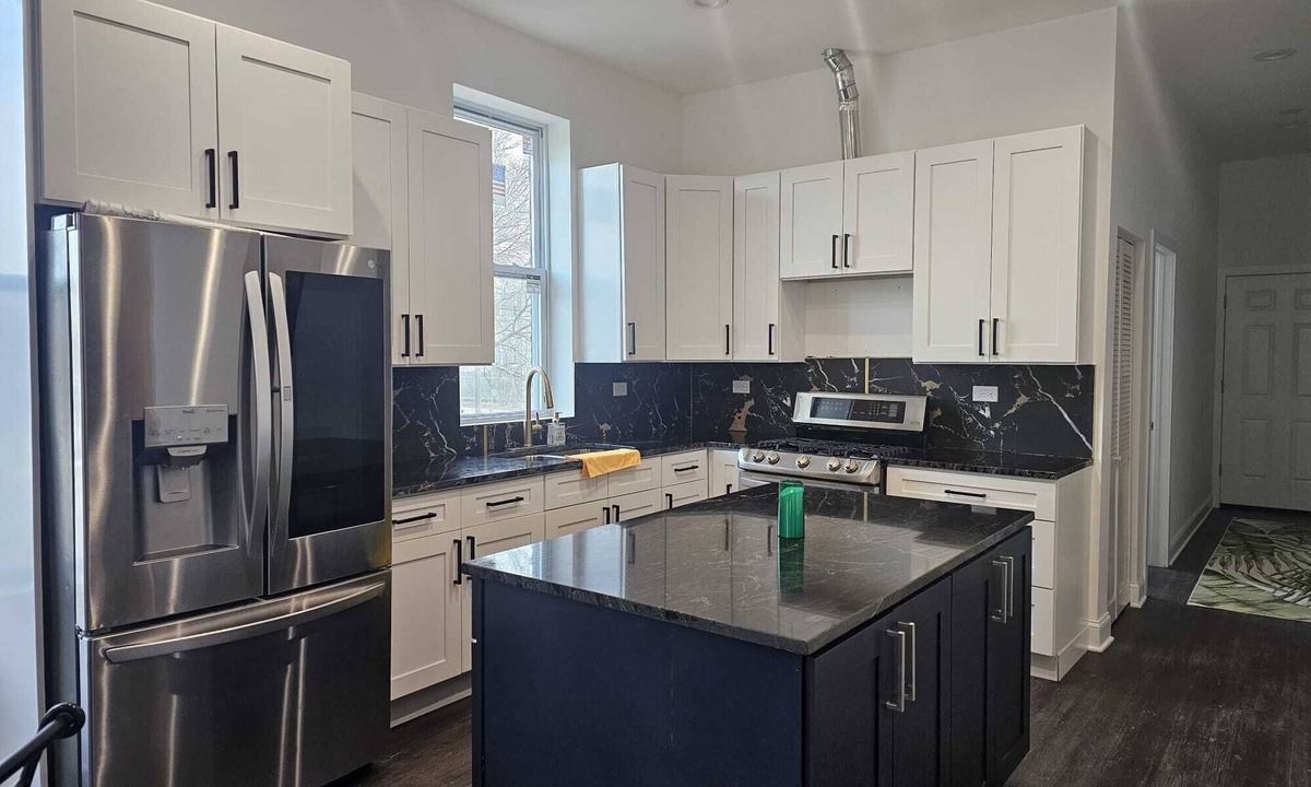 East Garfield Park Apartment | Enjoy this NEW CONSTRUCTION 3-bedroom apartment in EXCELENT LOCATION!