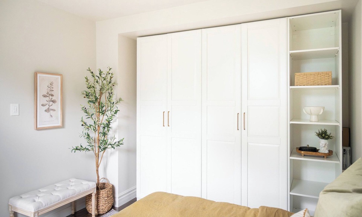Longueuil House | Enjoy this spacious home only one car ride away from downtown Montreal.