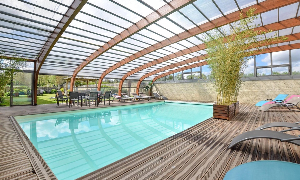 Vienne-en-Bessin House | Enjoy your vacation in a fantastically situated vacation home with indoor pool and sauna.