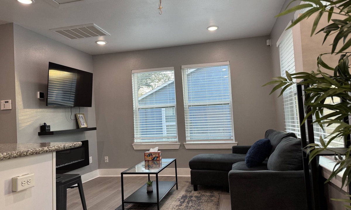Greater East End House | Enjoyable 2-bedroom house with AC in vibrant Houston