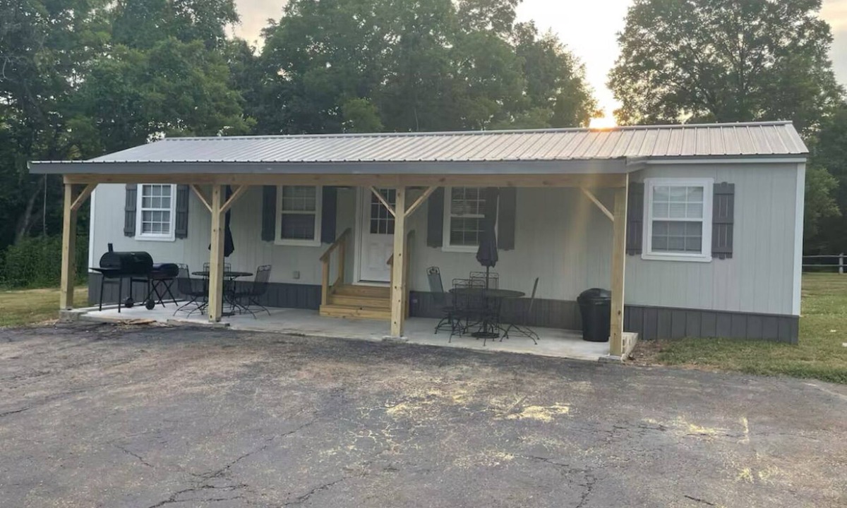 Black House | Enjoyable 2-bedroom house on 24 acres right on Black River.