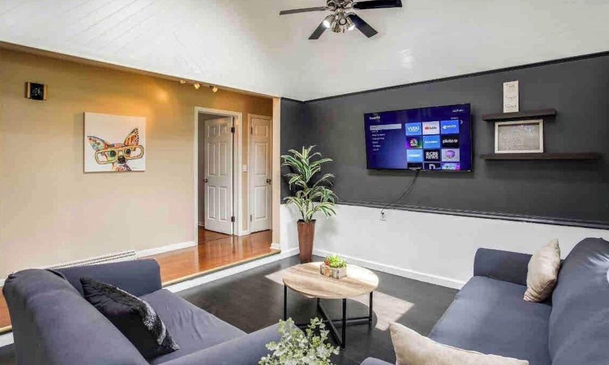 Rochester House | Enjoyable Home by Airport and Dwtn