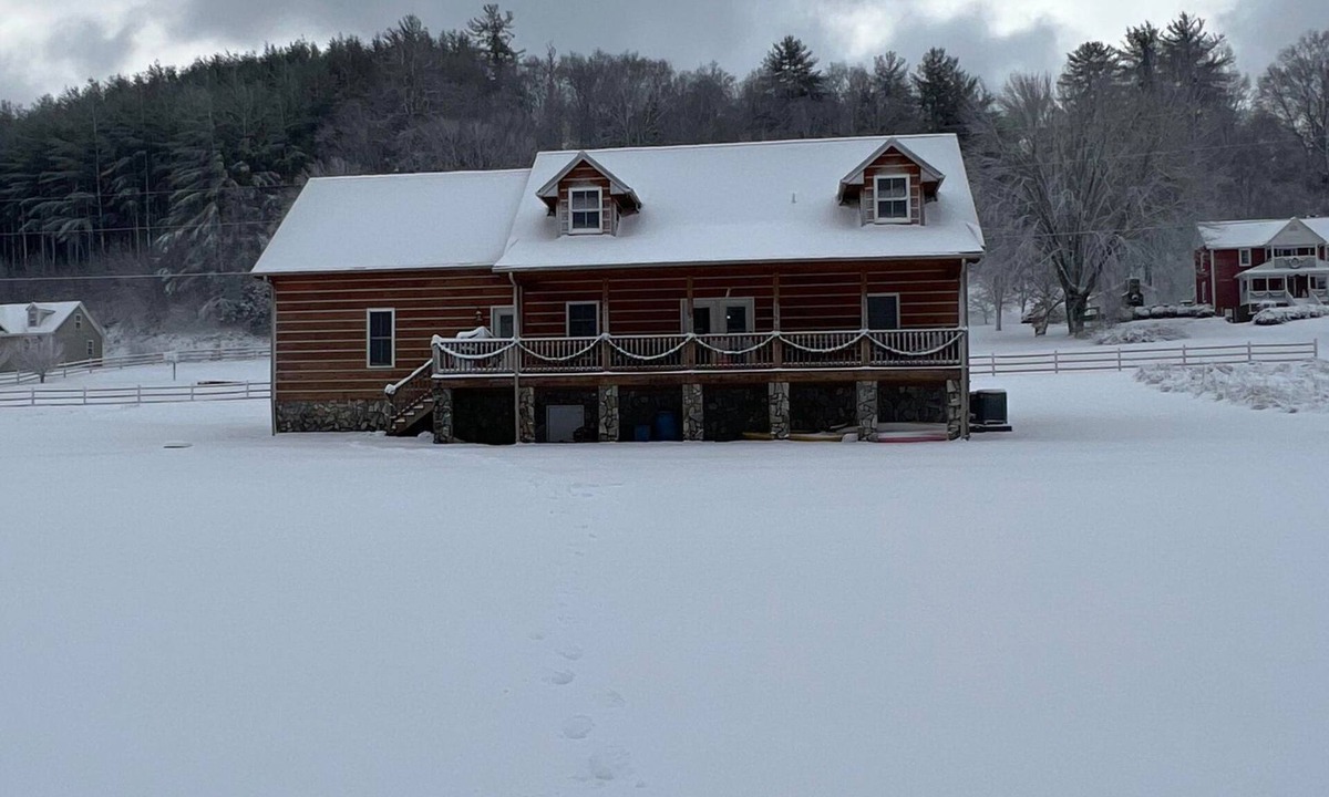 Fleetwood Cabin | ENJOYABLE RELAXING Quiet area king bed riverfront access with firepit