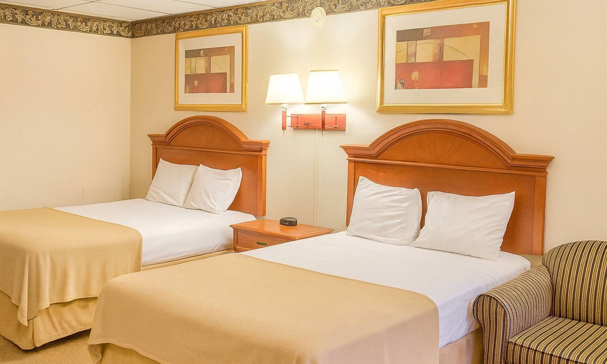 Campbelltown Hotel | Enjoyable Stay For Sure! 4 Relaxing Units w/FREE Breakfast, Swimming Pool!