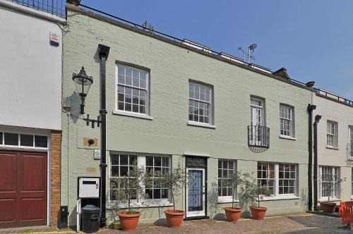 Knightsbridge House | Ennismore Mews