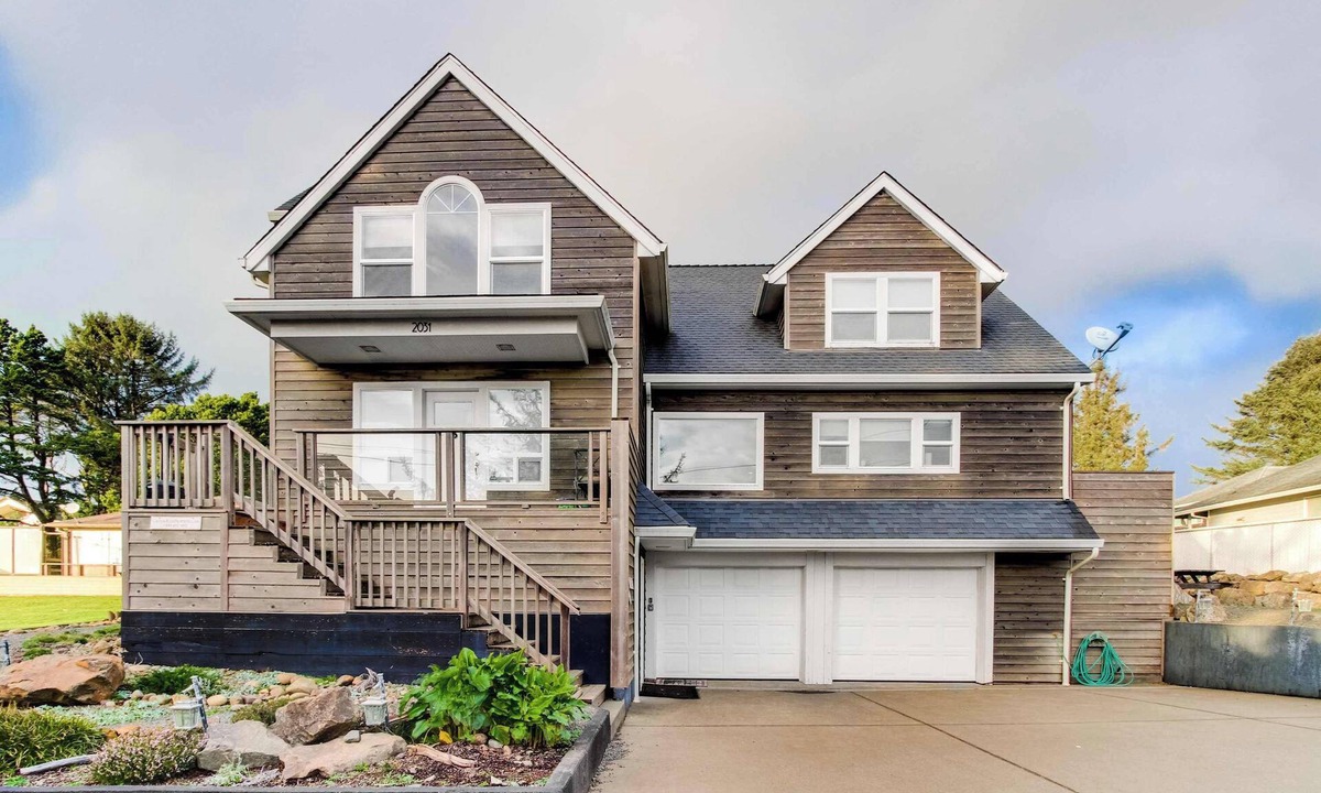 Roads End House | Enormous ocean view homes with firepit and deck short walk to the beach