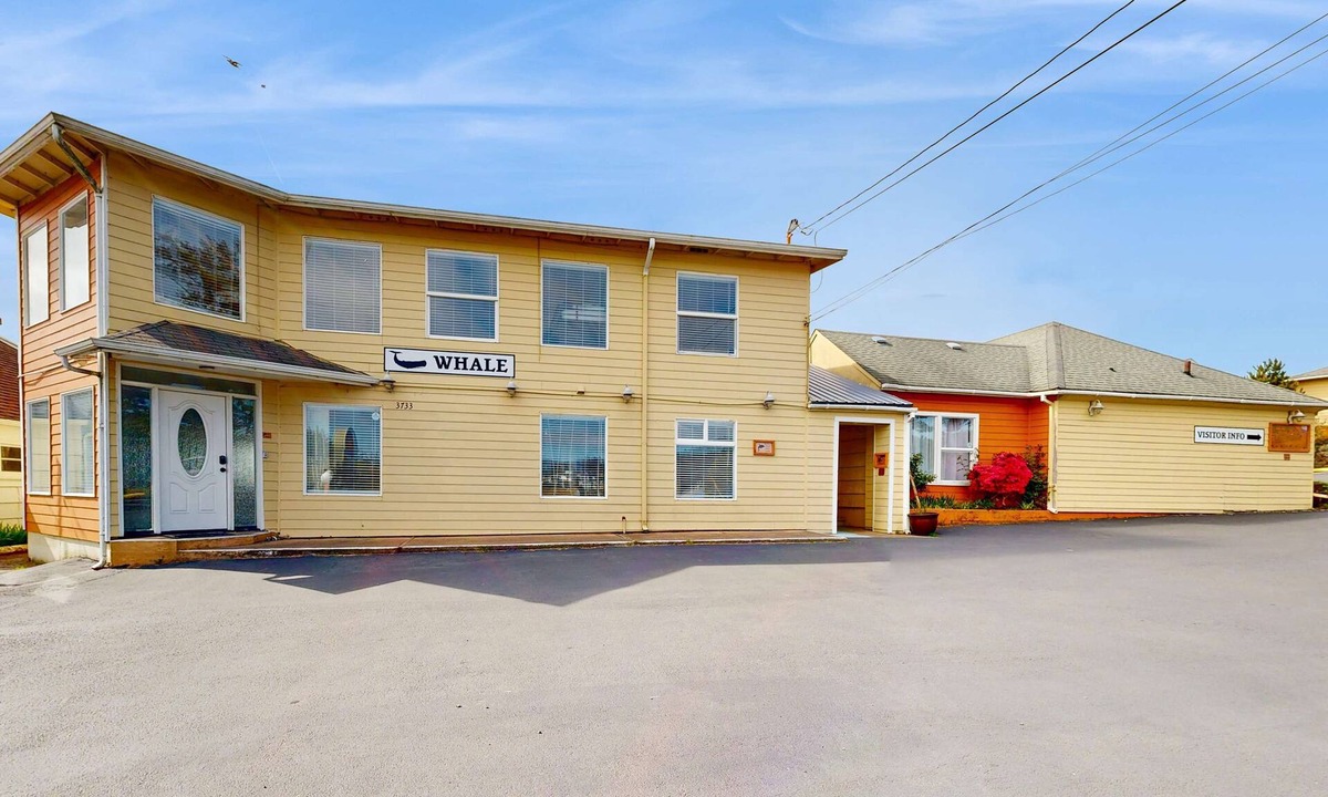 Lincoln City House | Enormous Renovated Home with Ocean Views and Easy Beach Access Dogs OK