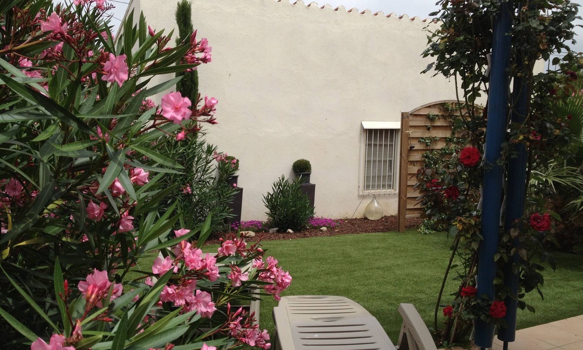 Moyen-Vernet House | Ensolellée house with garden. Deco. Contemporary and neat.