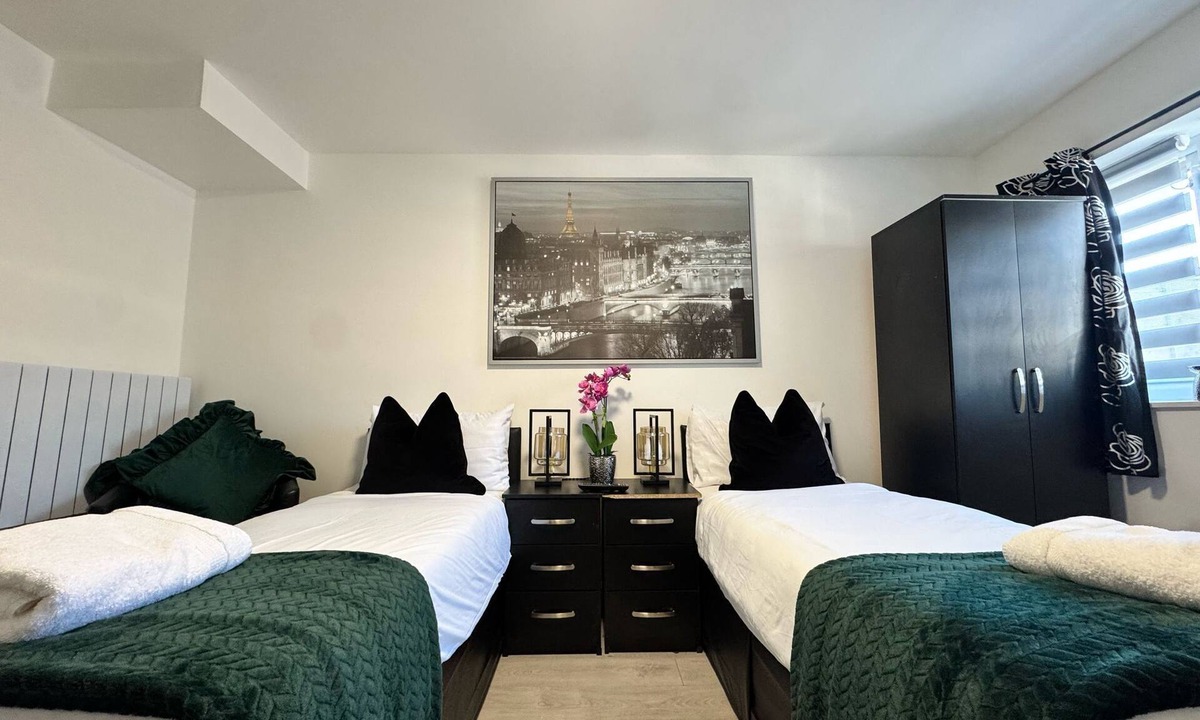 Lower Edmonton Bed & Breakfast | Ensuite Deluxe Room with Shower