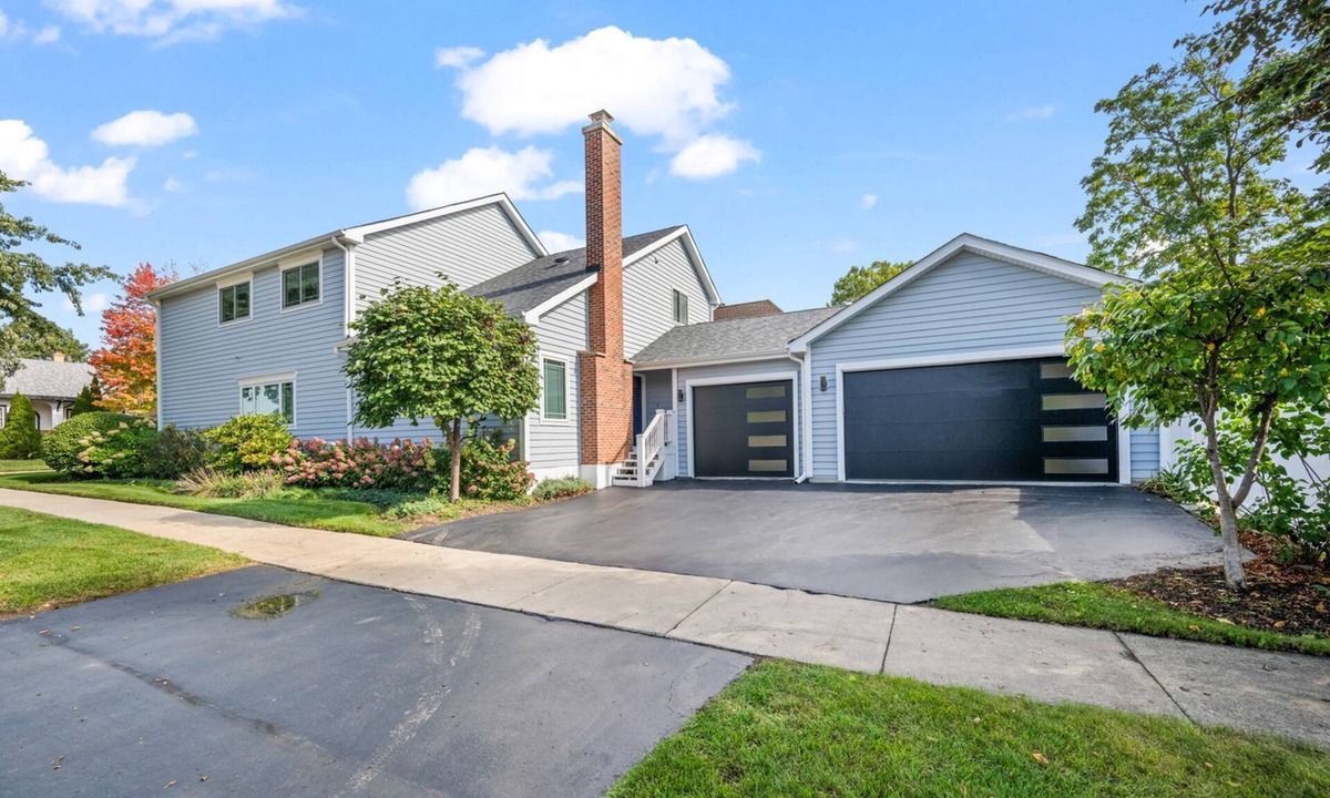 Arlington Heights House | Entertainer's Dream Home: Expansive Kitchen, Wet Bar & Walk to Everything!
