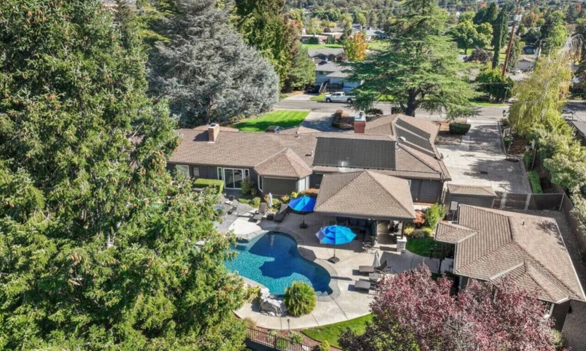 Medford House | Entertainment Home on Golf Course - Hot Tub/Pool