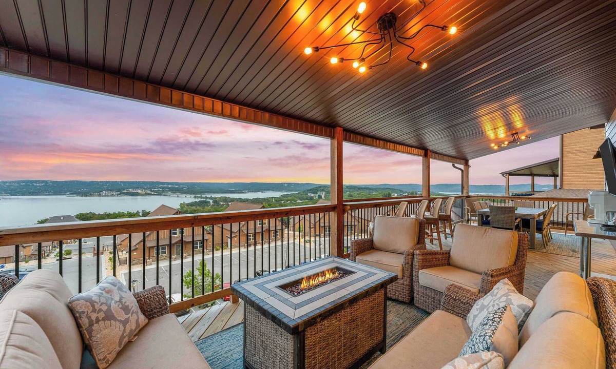 Kimberling City House | Entertainment Lodge! Private Hot Tub!