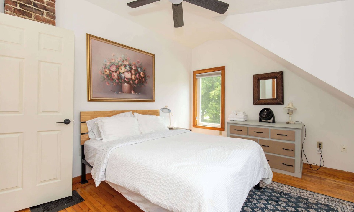 St. Albans Historic District House | Entire 2 Bdrm house, 5 mins from NWMC and DwnTwn