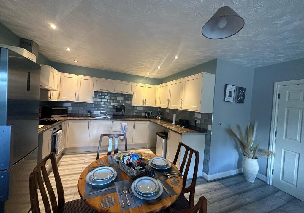 Oldbury Apartment | Entire 2 bedroom house.