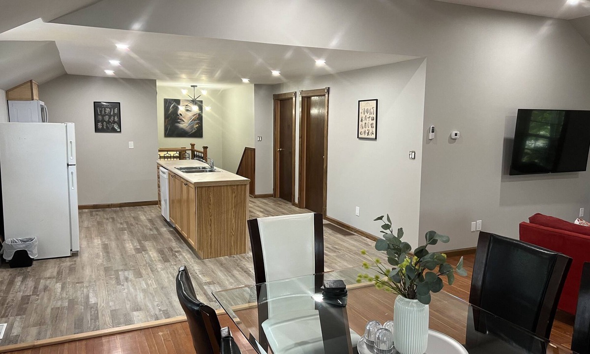 Lambton Shores House | ENTIRE 2-BEDROOM TOWNHOUSE ON A RUSTIC FARM, 20 Minutes from GrandBend!