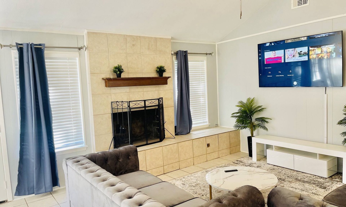 Sharpstown House | Entire 3 bedroom Classic style Home in the Heart of Houston TX