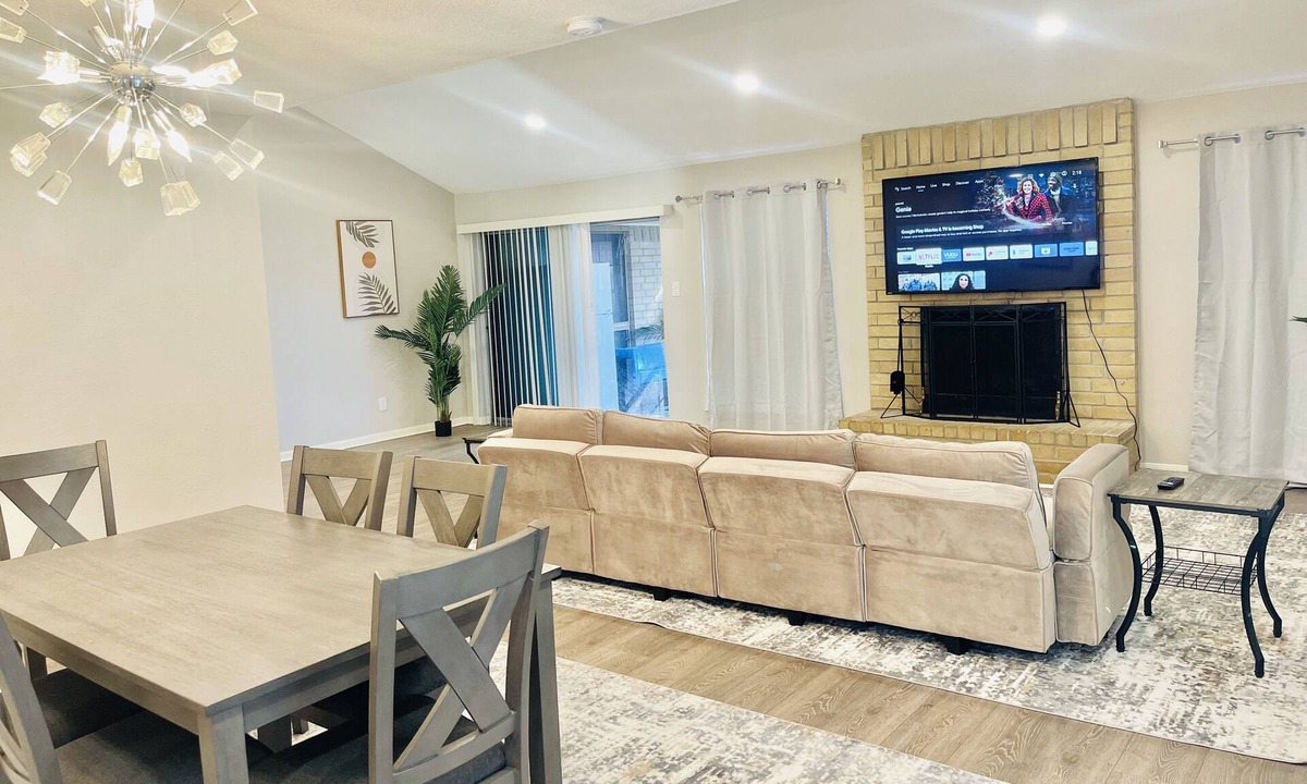 Quail Valley House | Entire 3 bedroom 2.5 baths Spacious and Stylish Home in the Heart of Houston