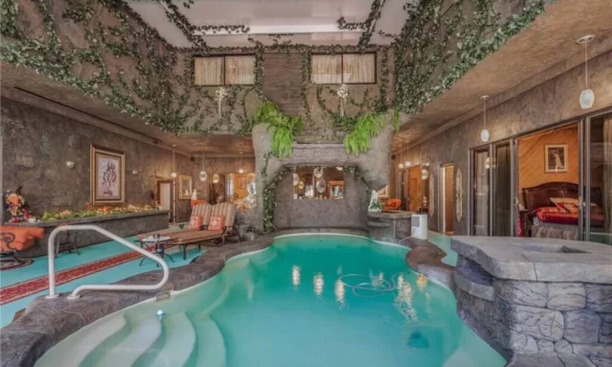 Homosassa Springs House | Entire 4 Suite Botique Hotel like home w/Indoor Pool & Waterfalls