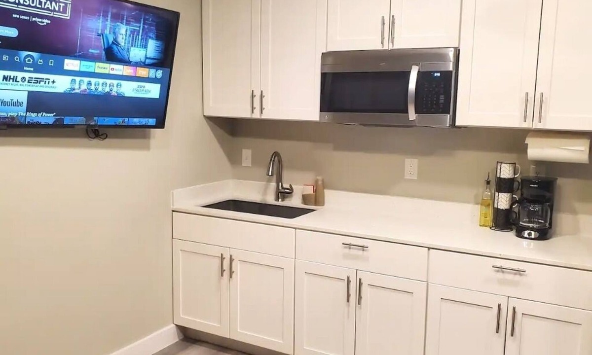 Denver Heights Apartment | ENTIRE APT | Loft Style | Sleeps 4 | Kitchenette | Near Downtown