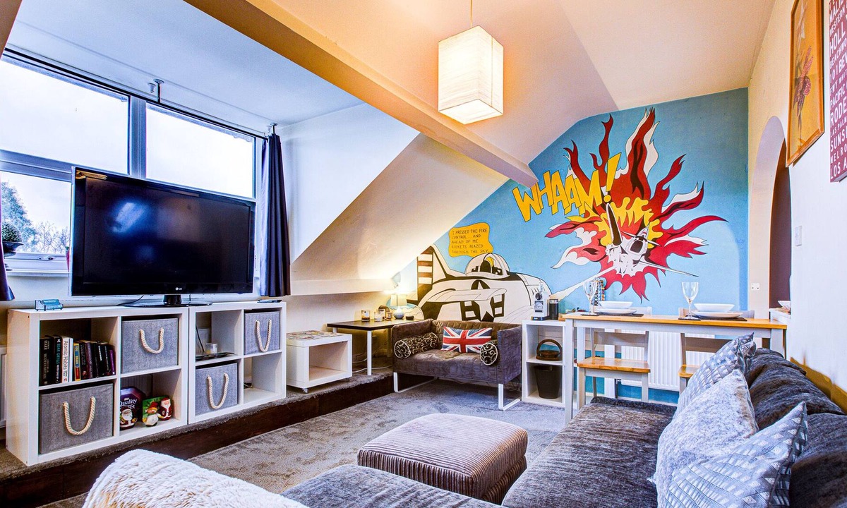 Westcliff-on-Sea Apartment | Entire Artistic Open-Plan Top Floor Apartment