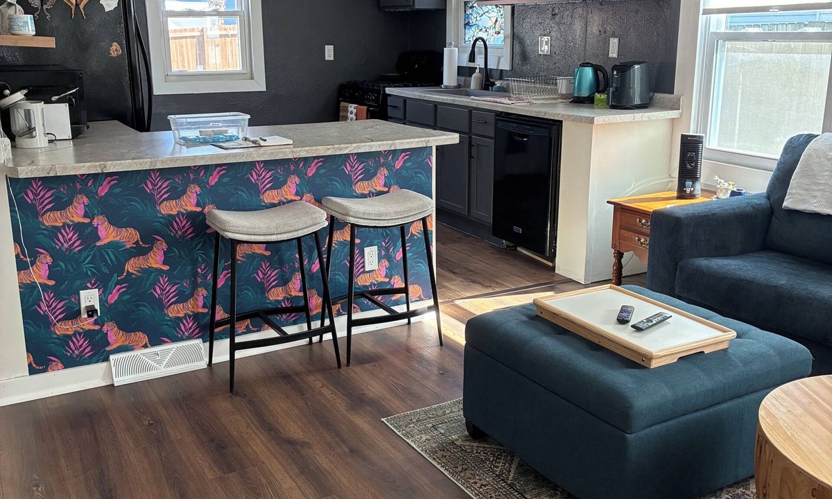 Des Moines House | Entire Bungalow with Fenced-In Yard! Sleeps 6 & Pet-Friendly, Central Des Moines